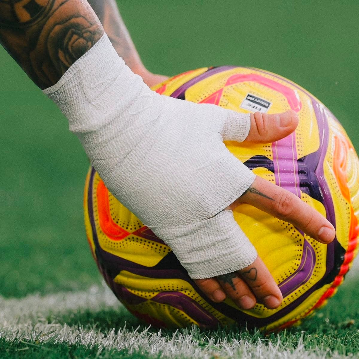 Strapping sur un ballon de football
